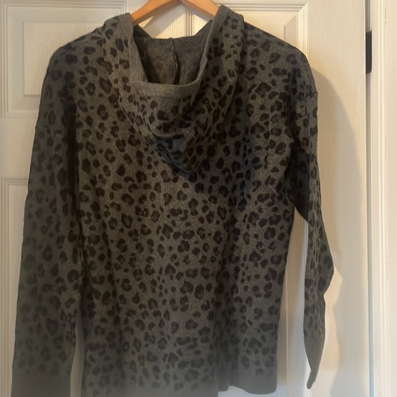 Cheetah print super soft knit hoodie - Picture 2 of 4